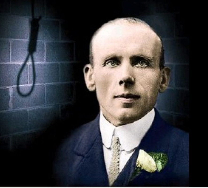 John Lee mãn hạn tù vào năm 1884. Sau khi ra tù, gã xin vào làm việc cho Emma Keyse, 68 tuổi. Người này là chủ một căn nhà hướng biển tại quận Babbacombe, hạt Devon. Vài tuần sau khi John Lee đến làm việc, bà Keyse được phát hiện chết trên sàn phòng bếp vào ngày 15/11/1884. Nguyên nhân tử vong của nạn nhân là bị dao dâm. Không những vậy, ngôi nhà có dấu hiệu bị phóng hỏa.