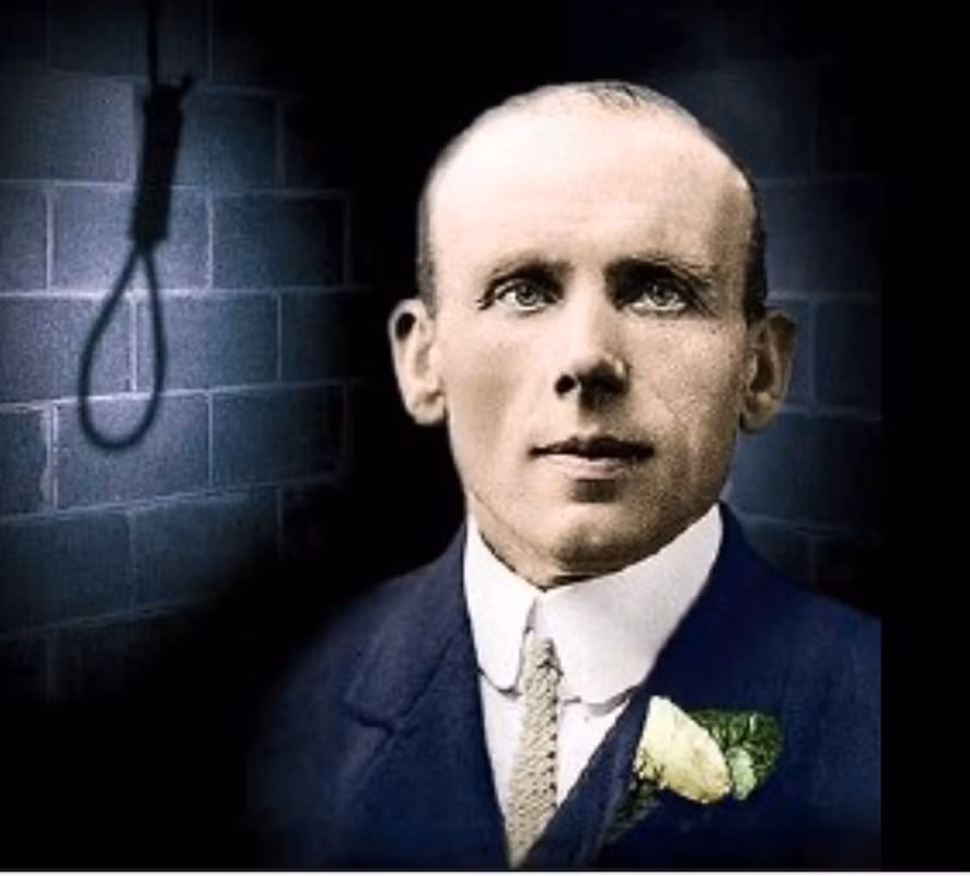 John Lee mãn hạn tù vào năm 1884. Sau khi ra tù, gã xin vào làm việc cho Emma Keyse, 68 tuổi. Người này là chủ một căn nhà hướng biển tại quận Babbacombe, hạt Devon. Vài tuần sau khi John Lee đến làm việc, bà Keyse được phát hiện chết trên sàn phòng bếp vào ngày 15/11/1884. Nguyên nhân tử vong của nạn nhân là bị dao dâm. Không những vậy, ngôi nhà có dấu hiệu bị phóng hỏa.