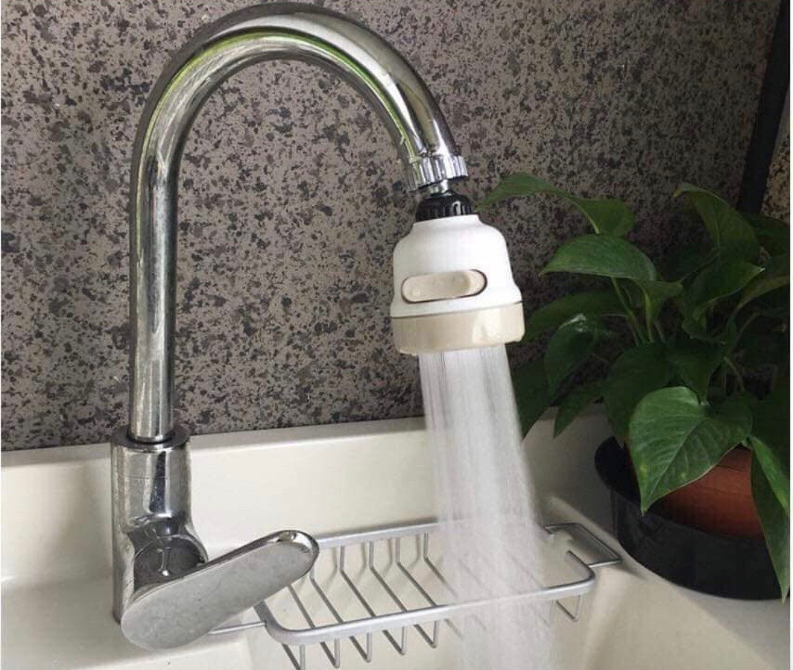 Một thời gian sau, bà bắt đầu cảm nhận được có một thế lực siêu nhiên tồn tại trong nhà gây ra những chuyện kỳ bí. Theo đó, bếp gas thỉnh thoảng đột nhiên tự bật, vòi nước đã tắt tự mở ra, đèn tự tắt bật....