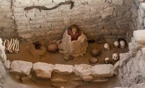 Vì vậy, đến sáng hôm sau, hai chị em nói chuyện với hướng dẫn viên du lịch để trả mẩu xương ngón tay của xác ướp về vị trí cũ.