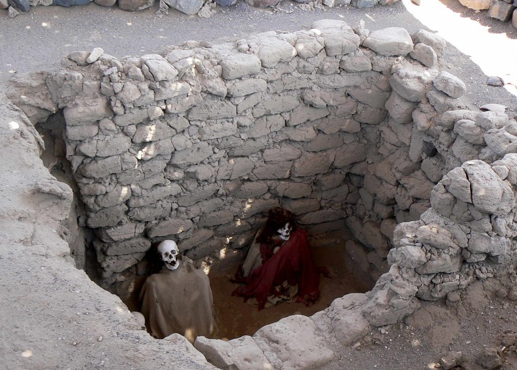 Sau khi trở về từ chuyến du lịch trên, người phụ nữ đã lấy mẩu xương ngón tay của xác ướp liên tiếp gặp chuyện không hay.