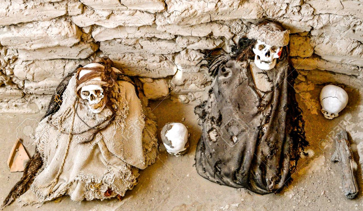 Khi trở về khách sạn, người bà kể với em gái về việc lén lấy một phần xác ướp để làm kỷ niệm. Biết chuyện, người em gái khuyên chị nên trả lại mẩu xương ngón tay của xác ướp vì lo sợ sẽ xảy ra chuyện tồi tệ.