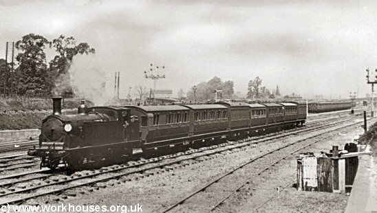 Theo kế hoạch, hàng ngày sẽ có những chuyến tàu chở thi hài người quá cố và người thân từ London đến nghĩa trang. Dự án do 2 công ty London Necropolis và National Mausoleum đầu tư và tiến hành thi công vào năm 1852.