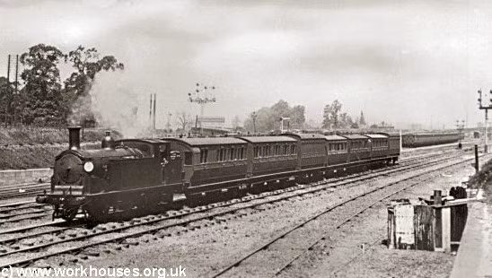 Theo kế hoạch, hàng ngày sẽ có những chuyến tàu chở thi hài người quá cố và người thân từ London đến nghĩa trang. Dự án do 2 công ty London Necropolis và National Mausoleum đầu tư và tiến hành thi công vào năm 1852.