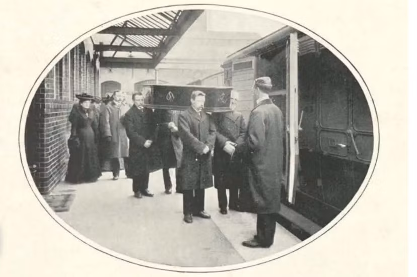 Về sau, doanh nhân Richard Broun và Richard Sprye rút khỏi dự án trên do có những tranh chấp trong nội bộ. Sau 2 năm thi công, công ty London Necropolis đưa nghĩa trang Brookwood vào hoạt động. Vào thời điểm đó, đây là nghĩa trạng lớn nhất thế giới với diện dích gần 2 triệu m2.