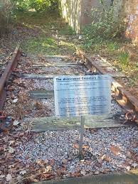 Trong số này, một điểm dừng dành cho những người thuộc Giáo hội Anh và điểm dừng còn lại dành cho người theo những tôn giáo khác. Bên trong 2 điểm dừng của nghĩa trang có đây đủ phòng chờ, khu vực tiếp tân tang lễ, khu sinh hoạt dành cho nhân viên nghĩa trang và phòng trưng bày.