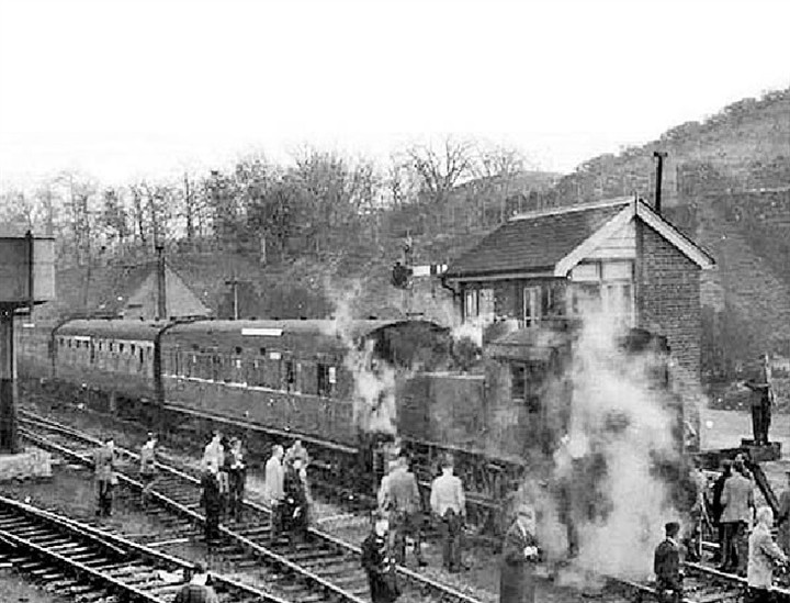 Sau đó, "chuyến tàu tử thần" khởi hành đến nghĩa trang Brookwood - địa điểm cách London khoảng 37 km về phía Tây. Chuyến tàu đặc biệt này có 2 điểm dừng tùy thuộc vào tôn giáo của người chết.
