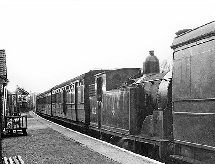 Vào mỗi sáng, chuyến tàu sẽ xuất phát tại nhà ga Waterloo ở London. Trước khi tàu khởi hành, những cỗ quan tài chứa thi hài người quá cố sẽ được đặt vào khoang chuyên dụng. Gia quyến, bạn bè của người chết sẽ lên tàu và ngồi tại khoang hành khách.