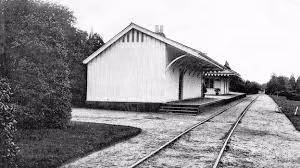 Không những vậy, nghĩa trang Brookwood còn có quán trà, quán rượu phục vụ mọi người đến dự tang lễ. Người dân địa phương cũng thỉnh thoảng lui tới các quán này khiến nơi đây khá nhộn nhịp.