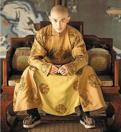 Điểm yếu đó chính là thông tin quan trọng về gia đình của thị vệ. Mỗi thị vệ được tuyển vào cung làm việc đều trải qua quá trình tuyển chọn kỹ lưỡng.