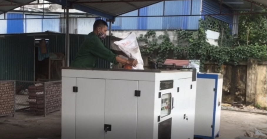 Sang che may u thuc an chan nuoi thay the cam cong nghiep