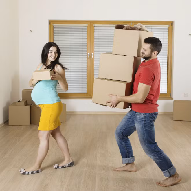 Phụ nữ mang thai tuyệt đối không nên tham gia vào việc chuyển nhà. Ảnh: Today's Parent.