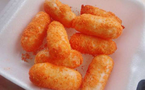 Bánh gạo lắc phô mai ròm rụm, beo béo là một trong những món ăn được nhiều bạn trẻ Việt săn lùng. Ảnh: Foody.