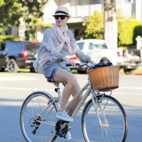 Naomi Watts trẻ hơn nhiều so với tuổi khi short denim, sơ mi mỏng, khăn quàng và giày sneakers. Ảnh: Instyle.