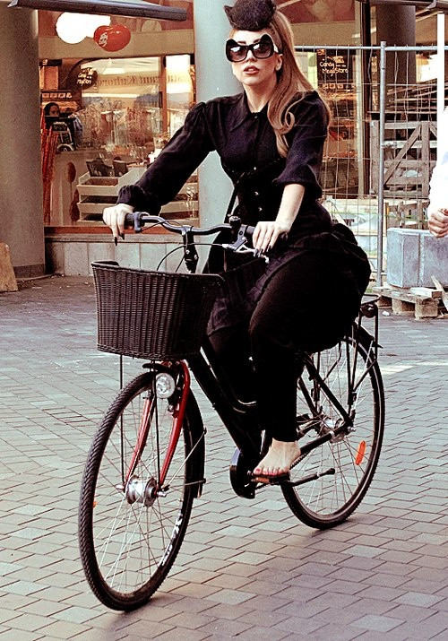  Lady Gaga diện đồ đen và chân đất. Ảnh: Printets.