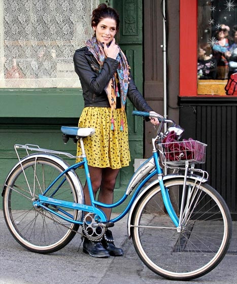 Ashley Greene trẻ trung với váy và khăn quàng họa tiết. Ảnh: Printets.