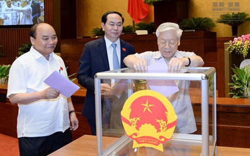 Ngày 25/7, Đại biểu Quốc hội sẽ bỏ phiếu kín bầu Chủ tịch nước. Trong ảnh: Tổng Bí thư Nguyễn Phú Trọng, Chủ tịch nước Trần Đại Quang và Thủ tướng Chính phủ nhiệm kỳ 2011-2016 Nguyễn Xuân Phúc bỏ phiếu bầu Chủ tịch Hội đồng dân tộc, Chủ nhiệm các Ủy ban của Quốc hội, Tổng thư ký Quốc hội, Tổng kiểm toán Nhà nước. Ảnh: VOV. Ngày 25/7, Đại biểu Quốc hội sẽ bỏ phiếu kín bầu Chủ tịch nước. Trong ảnh: Tổng Bí thư Nguyễn Phú Trọng, Chủ tịch nước Trần Đại Quang và Thủ tướng Chính phủ nhiệm kỳ 2011-2016 Nguyễn Xuân Phúc bỏ phiếu bầu Chủ tịch Hội đồng dân tộc, Chủ nhiệm các Ủy ban của Quốc hội, Tổng thư ký Quốc hội, Tổng kiểm toán Nhà nước. Ảnh: VOV.