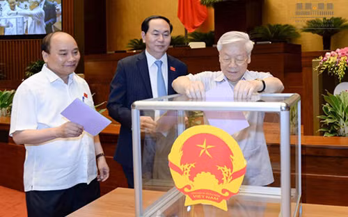 Ngày 25/7, Đại biểu Quốc hội sẽ bỏ phiếu kín bầu Chủ tịch nước. Trong ảnh: Tổng Bí thư Nguyễn Phú Trọng, Chủ tịch nước Trần Đại Quang và Thủ tướng Chính phủ nhiệm kỳ 2011-2016 Nguyễn Xuân Phúc bỏ phiếu bầu Chủ tịch Hội đồng dân tộc, Chủ nhiệm các Ủy ban của Quốc hội, Tổng thư ký Quốc hội, Tổng kiểm toán Nhà nước. Ảnh: VOV.