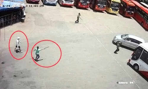 Nhóm côn đồ mang hung khí vào đại náo bến xe khiến nhiều người hoảng loạn.