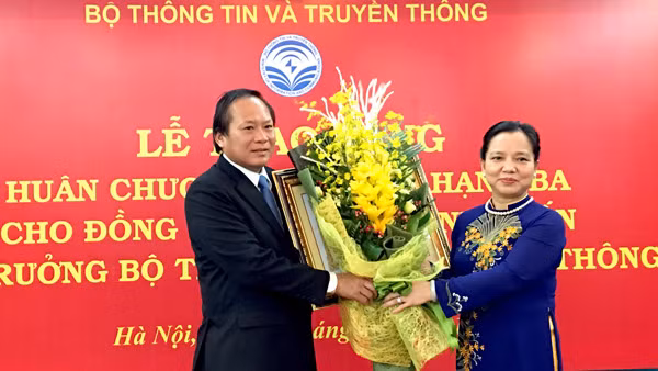 Phó Chủ tịch Thường trực Hội đồng khen thưởng thi đua Trung ương Trần Thị Hà trao tặng Huân chương Lao động hạng Ba cho Bộ trưởng Trương Minh Tuấn. Ảnh: VNN.