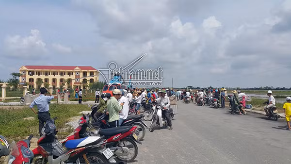 Dan Thai Binh do xo xem may bay ha canh tren duong