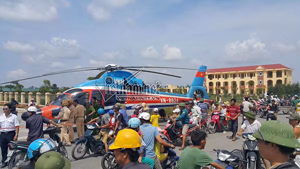 Dan Thai Binh do xo xem may bay ha canh tren duong-Hinh-4