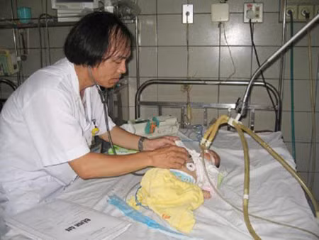 Tre Ha Noi mac benh tay chan mieng nhap vien tang dot bien