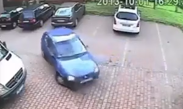 Người phụ nữ lúng túng hồi lâu vẫn chưa quay được xe. Ảnh cắt từ clip.