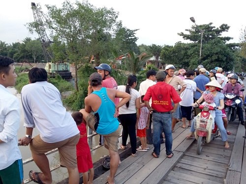 Kinh hoang phat hien xac phu nu cut tay tren song