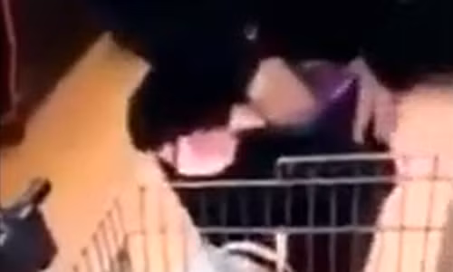 Nữ quái đang lôi trong người ra rất nhiều đồ ăn trộm được. Ảnh cắt từ clip.