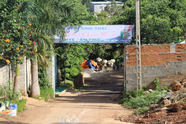 Quán cà phê kết hợp du lịch sinh thái Không Gian Xưa chiều 23/7. Ảnh: Thái Thịnh/Tuổi Trẻ.