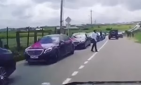 Dàn siêu xe nối đuôi dài hàng km trong một đám cưới ở làng quê. Ảnh cắt từ clip.