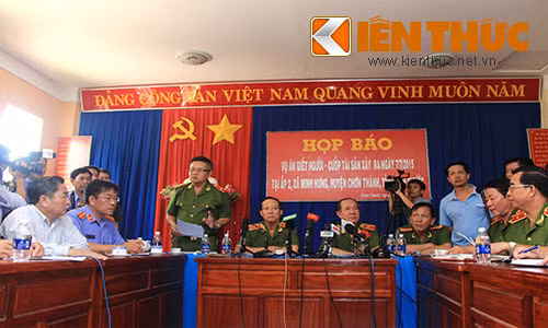 Quang cảnh buổi họp báo về vụ thảm sát kinh hoàng ở Bình Phước. Ảnh: Thiên Dũng.