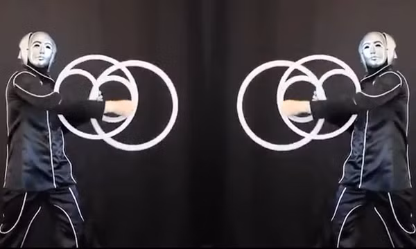 Màn trình diễn ảo diệu với vòng của hai quái nhân 3 mặt. Ảnh cắt từ clip.