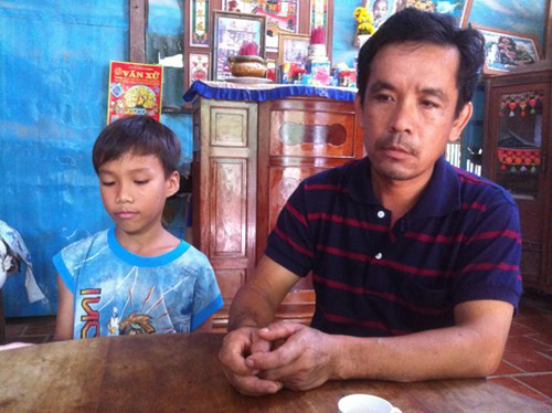 Vẻ mặt đau đớn còn hiện hữa trên khuôn mặt người cha và em trai của nạn nhân.