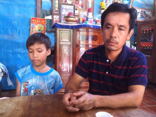 Vẻ mặt đau đớn còn hiện hữa trên khuôn mặt người cha và em trai của nạn nhân.