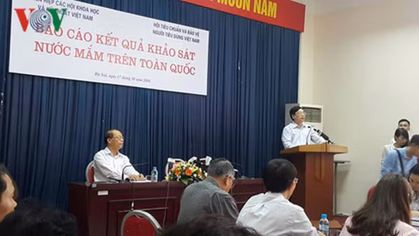 Quang cảnh buổi họp báo của Vinastas công bố thông tin "nước mắm nhiễm asen vượt ngưỡng". Ảnh: VOV.