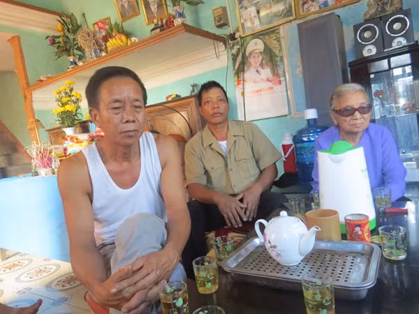 Gia đình bà Lê đang trao đổi với phóng viên. Ảnh: Lao động Thủ đô.