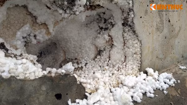 Những lớp xốp dày, xếp thành hàng bên trong lớp tường bê tông thành cầu Zét (xã Tốt Động, huyện Chương Mỹ, Hà Nội). Ảnh: Hưng Bùi.