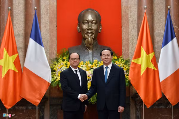 Tại cuộc hội đàm, hai nhà Lãnh đạo khẳng định hợp tác kinh tế tiếp tục là trụ cột ưu tiên trong quan hệ song phương và nhấn mạnh cần tăng cường hợp tác trong các dự án trọng điểm về cơ sở hạ tầng, năng lượng, hàng không, y tế - dược phẩm, môi trường, nông nghiệp và chế biến thực phẩm. Ảnh: Zing.