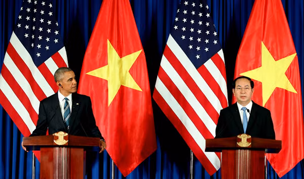Sau hội đàm, Chủ tịch nước Trần Đại Quang và Tổng thống Obama đã chủ trì cuộc họp báo với sự tham gia của hàng trăm nhà báo. Hai nhà lãnh đạo đã trả lời nhiều nội dung liên quan đến quan hệ hai nước, hợp tác trong khuôn khổ đa phương. Ảnh: Dân Trí.