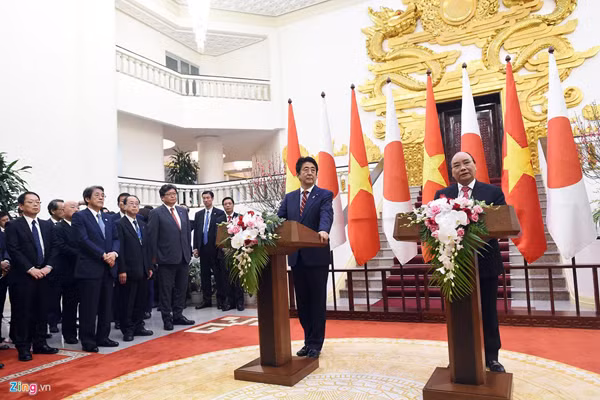 Trong cuộc họp báo chung thông báo kết quả hội đàm giữa hai nước, Thủ tướng Nguyễn Xuân Phúc và Thủ tướng Shinzo Abe cho biết, hai bên đã đạt nhất trí cao về những phương hướng lớn và các biện pháp cụ thể nhằm đưa quan hệ đối tác chiến lược sâu rộng Việt Nam - Nhật Bản phát triển toàn diện, thực chất và hiệu quả hơn nữa trong thời gian tới. Ảnh: Zing.