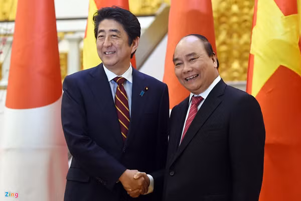Thủ tướng Nguyễn Xuân Phúc và Thủ tướng Shinzo Abe đã chứng kiến lễ trao đổi nhiều văn kiện ký kết giữa các bộ, ngành và doanh nghiệp hai nước như: Công hàm trao đổi ODA vốn vay cho Chương trình hỗ trợ ứng phó với biến đổi khí hậu chu kỳ 7 (trị giá 10 tỷ Yên), Công hàm trao đổi cho Dự án viện trợ không hoàn lại cho Chương trình phát triển kinh tế - xã hội cung cấp trang thiết bị tăng cường năng lực bảo đảm an ninh đường thủy (trị giá 300 triệu yên)... Ảnh: Zing.