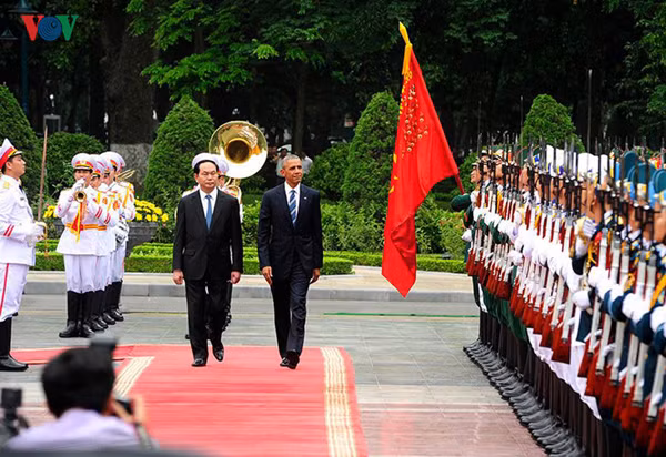 Cuộc gặp của nguyên thủ 2 nước Việt - Mỹ tại Phủ Chủ tịch mang lại nhiều kết quả quan trọng, trong đó có tuyên bố về việc dỡ bỏ lệnh cấm vận vũ khí. Ảnh: VOV.
