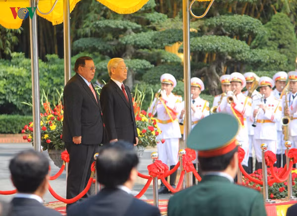 Nhận lời mời của Tổng Bí thư Nguyễn Phú Trọng và Chủ tịch nước Trần Đại Quang, Tổng Bí thư, Chủ tịch nước CHDCND Lào Bounnhang Volachith thăm chính thức Việt Nam từ ngày 25 - 27/4/2016. Đây là chuyến thăm Việt Nam và nước ngoài đầu tiên của Tổng Bí thư, Chủ tịch nước Bounnhang Volachith trên cương vị lãnh đạo cao nhất của Lào. Ảnh: VOV.