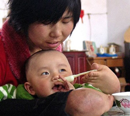 Ba me tat nguyen cham soc con nho hoan toan bang chan