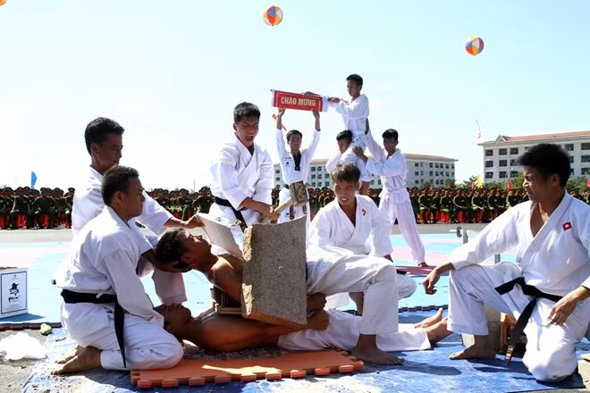 Đối với màn đập đá tảng này, học viên phải khổ luyện trong nhiều năm.