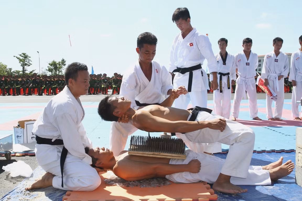 Đây là màn trình diễn khó và nguy hiểm nhất. Để biểu diễn được môn này đòi hỏi học viên phải thành thục về tất cả các chiêu thức khí công. Theo lý giải của các giáo viên, trong quá trình biểu diễn nằm lên bàn chông nhọn, nếu sơ suất một thao tác nhỏ thì học viên sẽ bị hàng trăm chiếc chông nhọn đâm xuyên cơ thể.