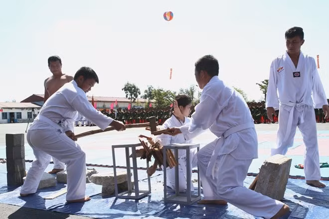 Ở trường, ngoài nam giới còn có rất nhiều học viên nữ tham gia. Cô gái cũng thành thục các chiêu thức của môn khí công.