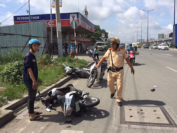 Nhiều xe máy nằm la liệt trên mặt đường sau khi bị đâm.